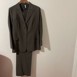 Stylish Hugo Boss ladies business suit. Size 12